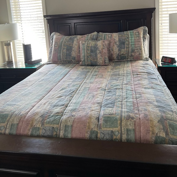 Queen comforter set - Croscill brand - Picture 1 of 4